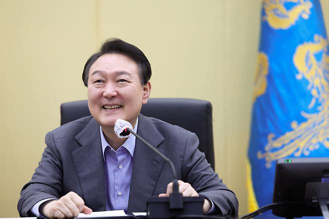 윤석열 대통령이 추석인 10일 서울 용산 대통령실에서 해외파병 부대 장병들과 화상 통화를 한 뒤 격려하고 있다 . 대통령실제공