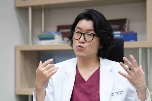 홍성우 비뇨의학과 전문의가 지난 8일 서울 강남구 논현동에 위치한 그의 병원에서 국민일보와 인터뷰를 진행하고 있다. 김지훈 기자.