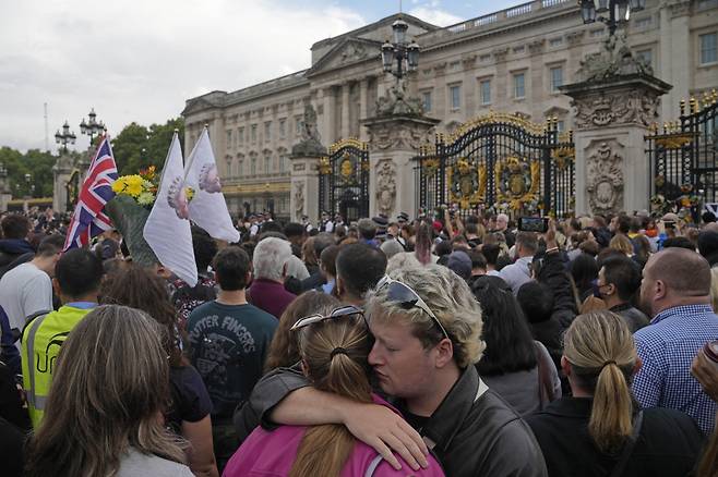 9일(현지시간) 영국 런던의 버킹검궁 앞에 엘리자베스2세 여왕의 죽음을 함께 애도하려는 시민들이 가득 모여있다. [AP]