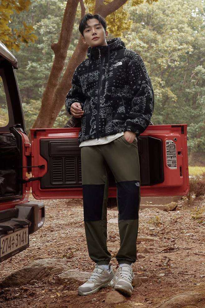 ‘노벨티 플레이 그린 플리스 후디’를 착용한 노스페이스 홍보대사 로운.(사진=노스페이스 제공) *재판매 및 DB 금지