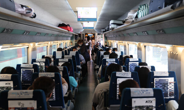 서울역 열차가 승객들로 붐비고 있다. 연합뉴스