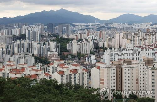 서울 인왕산에서 바라본 서울 시내 아파트와 주택가 모습
[연합뉴스 자료사진]