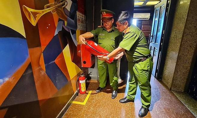 노래방의 소방 시설을 점검중인 호찌민 공안 [VN익스프레스 사이트 캡처. 재판매 및 DB 금지]