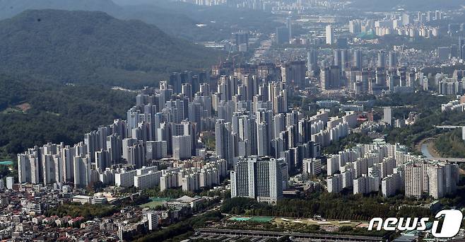 사진은 서울 송파구 롯데월드타워 서울스카이에서 바라본 강남 아파트 단지 모습. 2022.9.7/뉴스1 ⓒ News1 박세연 기자