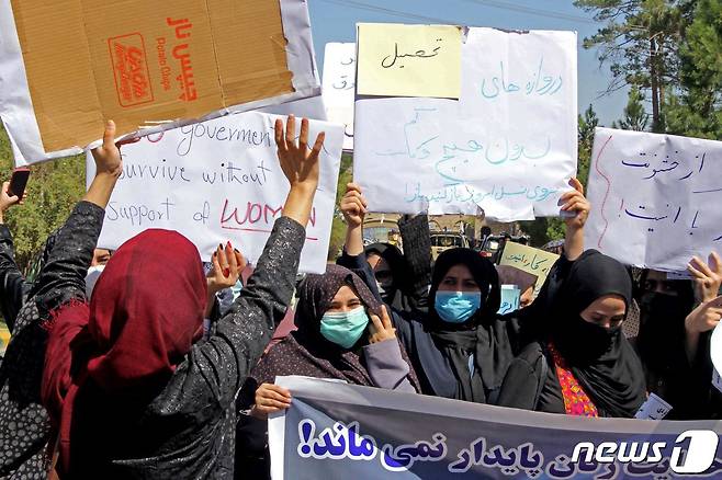 2일(현지시간) 탈레반이 점령한 아프가니스탄의 헤라트에서 여성들이 딸들이 학교에 갈 수 있다면 부르카 착용을 받아들이겠다며 플래카드를 들고 시위를 하고 있다. ⓒ AFP=뉴스1 ⓒ News1 우동명 기자