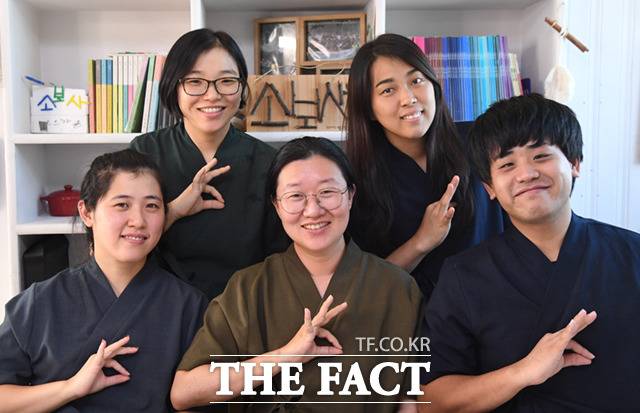 농인들은 각자 얼굴 이름이 있다. 소보사는 '정체성'과 '보다'라는 수어의 합성어로 얼굴 이름을 만들었다. 듣지 못하고 말하지 못하는 것이 아니라, 잘 보고 (수어로) 말하는 '보는 정체성'이 소보사가 지향하는 농정체성이다. 김 대표를 비롯한 소보사 소속 교사들이 소보사 얼굴 수어와 함께 포즈를 취했다.