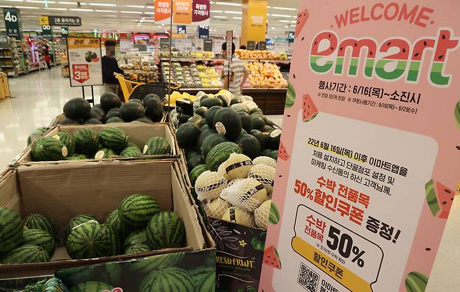 이마트 매장. 이마트 주가는 계속 우하향하고 있다. 연합뉴스