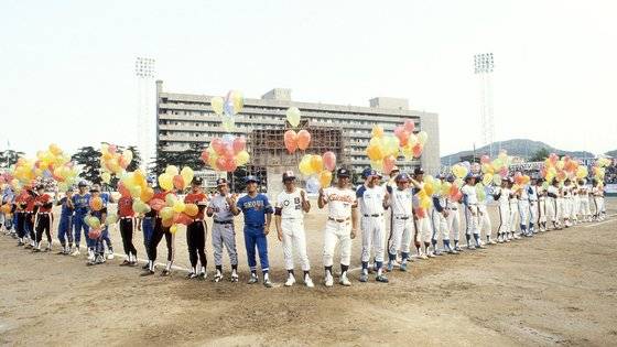 1982년 여섯 팀으로 출범한 프로야구는 40년 사이 10개 구단으로 성장했다. 프로야구 원년 입장권은 성인 기준 3000~5000원이었다. 당시 짜장면 가격이 500원이었다. 중앙포토