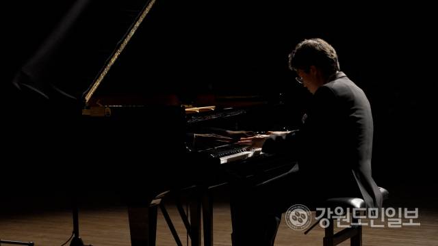 ▲ 강우성 피아니스트의 독주회가 최근 강원대 백령아트센터에서 ‘두 사람의 여정’을 주제로 열렸다.