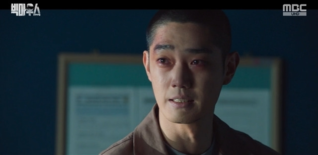 Viewers were drawn to Yoo Tae-ju, who was imprisoned in Gucheon prison, with the son of Jeon Gook-hwan revealed to be Jennifer 8.In the 14th episode of MBCs gilt drama Big Mouth (played by Kim Ha-ram/director Oh Chung-hwan and Bae Hyun-jin), which aired on September 10, the son of Chairman Kang Sung-geun (Jeon Gook-hwan) was mentioned meaningfully.On this day, Kang Sung-geun ordered his secretary to throw away when Son in the United States sent a gift ahead of his birthday.When the secretary asked if he would pass on the legacy to Son, he said, He is not a human being, he is a demon.It is a chuchuhan that I did not kill by my hand, he said. Even if I die, he will never let me in Korea.In the recall of Kang Sung-geun, Son murdered a woman and painted terrible pictures, and was later described as Jennifer 8 horse to be mentioned to the members of the NR Forum.Meanwhile, an episode of Tak Kwang-yeon (Jew Tae-joo), a death row prisoner in Gucheon prison on charges of female Jennifer 8, caught the attention of viewers.Tak Kwang-yeon asked Ko Mi-ho (Im Yoon-ah), who paid attention to him, to visit him and ask him to see if my brother, my brother, cant contact me, my mothers bone marrow transplant is well received.Since then, Ko Mi-ho has visited Tak Kwang-yeons brother and brothers house with his father, Ko Gi-kwang (Lee Ki-young).Those who lived in the rented house were living in a luxurious building, and Tak Kwang-yeons mother, who was so worried, had already died.