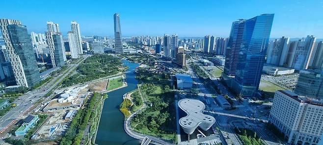 [서울=뉴시스] 홍세희 기자 = 6일 오후 인천 연수구 송도동 G타워 전망대에서 바라본 송도신도시의 모습. 2022.09.06.  *재판매 및 DB 금지