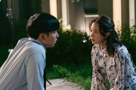 KBS 2TV 월화드라마 '법대로 사랑하라'의 이승기, 이세영./사진=KBS 2TV 월화드라마 '법대로 사랑하라'