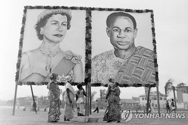 1961년 가나에 전시된 엘리자베스 2세 여왕과 가나 대통령의 초상화  [AP 연합뉴스 자료사진. 재판매 및 DB 금지]