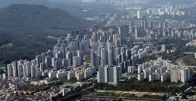 사진은 서울 송파구 롯데월드타워 서울스카이에서 바라본 강남 아파트 단지 모습. /뉴스1