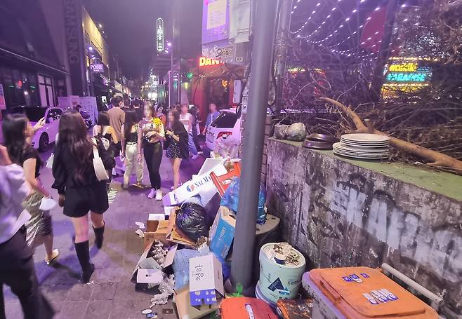 지난 8월 26일 찾은 이태원 세계음식거리에선 아무렇게나 버려져 있는 쓰레기들을 길바닥 곳곳에서 볼 수 있었다. /오주비 기자
