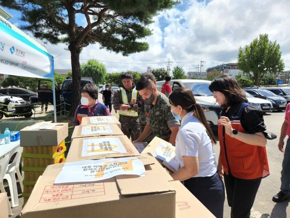 지난 9일 한국맥도날드가 전달한 '행복의 버거'가 포항지역 수해 피해복구 현장 자원봉사자, 군인, 공무원들에게 전달됐다.