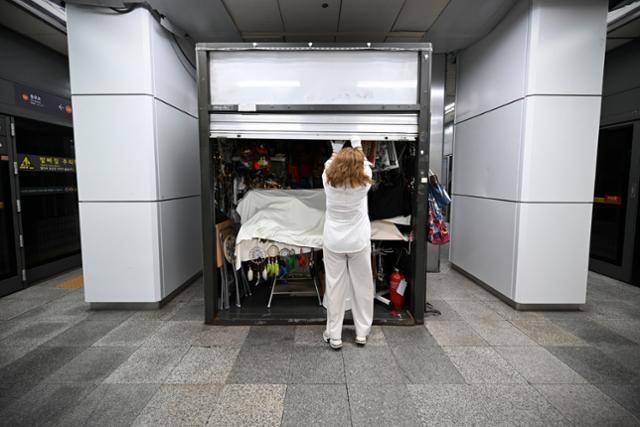 8일 해미씨가 매장의 셔터를 조작하고 있다. 최주연 기자