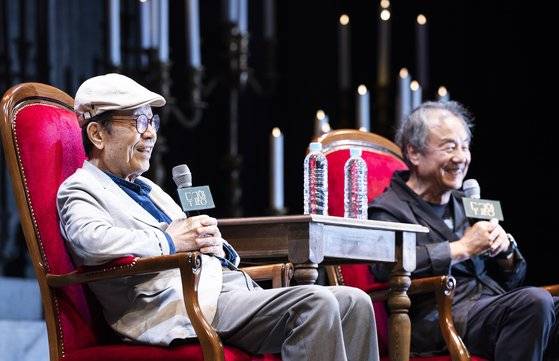 8일 연극 '두 교황' 라운드 인터뷰에는 베네딕토 16세 교황 역의 신구와 함께 프란치스코 교황 역의 배우 정동환도 함께했다. 권혁재 사진전문기자