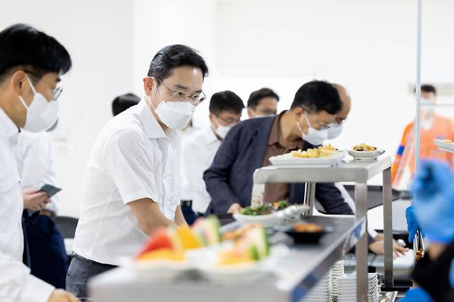 10일(현지시간) 멕시코 삼성엔지니어링 도스보카스 정유공장 건설 현장 구내식당에서 이재용 삼성전자 부회장이 식사하고 있다. [사진출처 : 삼성전자]