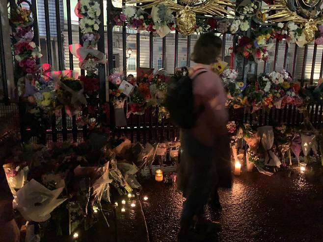 8일(현지시간) 버킹엄궁 앞에 엘리자베스 2세 영국 여왕 서거를 추모하는 꽃다발이 놓여 있다. [사진출처 : 연합뉴스]