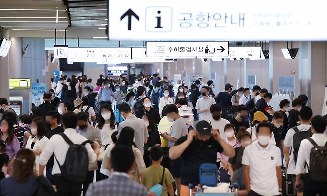 [서울=뉴시스] 조수정 기자 = 추석 연휴를 하루 앞둔 8일 오전 서울 강서구 김포공항 국내선 청사가 귀성객과 여행객들로 북적이고 있다. 2022.09.08.