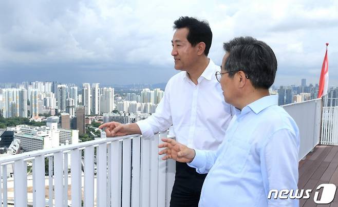 오세훈 서울시장이 1일(현지시간) 세계에서 가장 높은 공공주택으로 알려진 싱가포르 공공주택 '피나클 앳 덕스톤' 50층 전망대에서 김헌동 SH 사장과 함께 싱가포르 도심을 내려다보고 있다. /사진=뉴스1(서울시 제공)