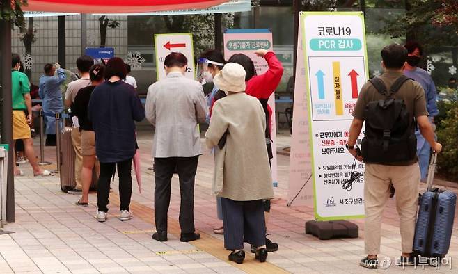 지난달 19일 서울 서초구 보건소 선별진료소에 시민들이 검사를 받기 위해 대기하고 있다. /사진=김휘선 기자 hwijpg@