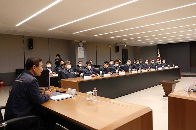 강구영 KAI 신임 사장이 지난 8일 임원 해임 및 조직 개편을 단행한 가운데 KF-21 보라매 개발 차질을 우려하는 목소리도 나온다. 이와 관련 KAI는 12일 KF-21 사업은 시스템에 의한 개발로 개개인에게 의존하는 형태가 아니기 때문에 문제 없다는 입장을 밝혔다. 강 사장이 취임 뒤 임직원 상견례를 갖는 모습. [헤럴드DB]