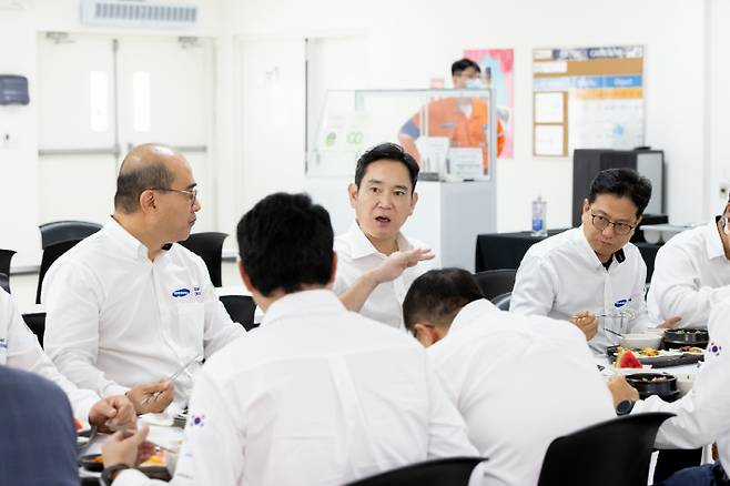 10일(현지시간) 삼성엔지니어링 도스보카스 정유공장 건설 현장의 구내식당에서 식사를 하는 이재용 부회장의 모습. 삼성전자 제공