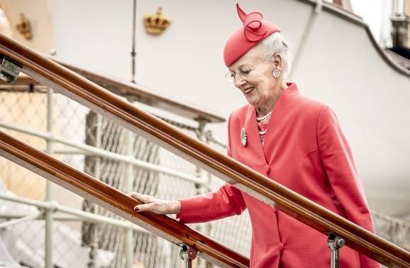 마르그레테 2세 덴마크 여왕이 11일(현지시간) 자신의 즉위 50주년을 축하하러 온 외국 귀빈들과의 선상&nbsp;오찬에 참석하기 위해 배에 오르고&nbsp;있다. 코펜하겐=AP연합뉴스