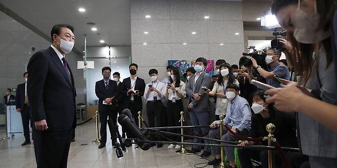 윤석열 대통령이 8월29일 서울 용산 대통령실 청사로 출근하며 취재진의 질문에 답하고 있다. ⓒ대통령실통신사진기자단