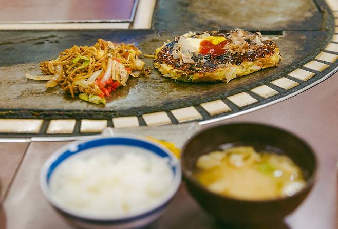 아마라카야에서 즐기는 오코노미야끼 정식. 오사카인들에게는 오코노미야끼도 밥반찬이다