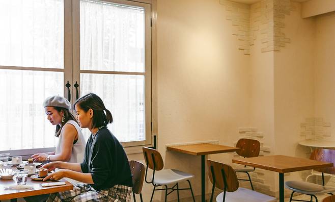 편안한 분위기에서 다양한 디저트를 경험할 수 있다