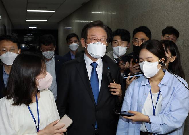 더불어민주당 이재명 대표가 12일 오후 국회 당대표실에서 비공개회의를 마친 뒤 이동하며 취재진의 질문을 받고 있다. (사진= 연합뉴스)