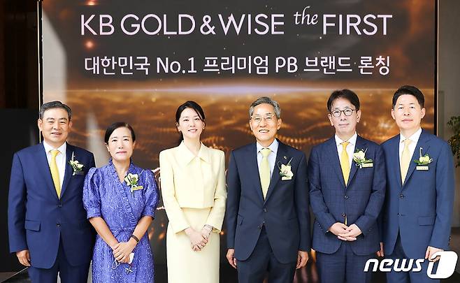 지난 6일 열린 'KB GOLD&WISE the FIRST' 기념식에 참석한 KB금융그룹 윤종규 회장과 광고모델 이영애 및 관계자가 기념촬영을 하고 있다. 왼쪽부터 KB증권 김성현 사장, KB증권 박정림 사장, 광고모델 이영애, KB금융그룹 윤종규 회장, KB국민은행 이재근 은행장, KB국민은행 최재영 전무.(KB금융 제공)