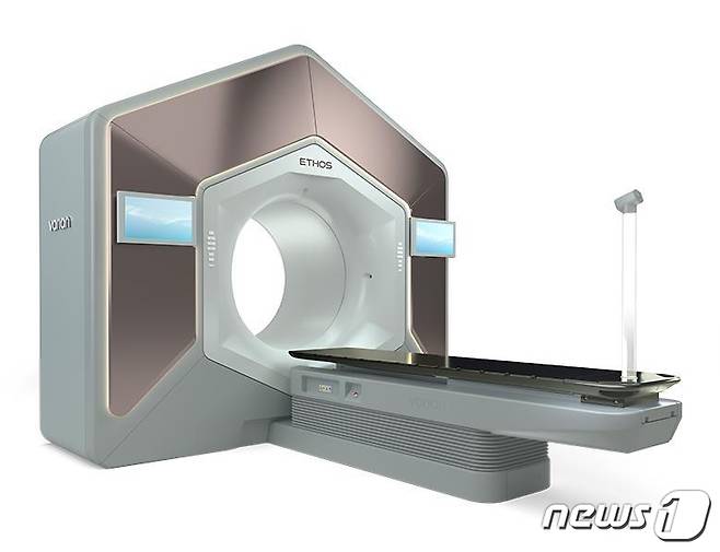 이대서울병원(병원장 임수미)이 국내 최초로 도입한 인공지능(AI) 기반 방사선 치료기기인 이토스(Ethos) 모습./ⓒ News1