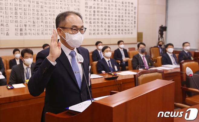 이원석 검찰총장 후보자가 5일 서울 여의도 국회 법제사법위원회에서 열린 인사청문회에서 선서를 하고 있다. (공동취재) 2022.9.5/뉴스1 ⓒ News1 허경 기자