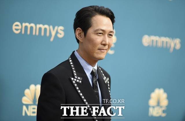 배우 이정재가 12일(현지시간) 미국 캘리포니아주 로스앤젤레스의 마이크로소프트 극장에서 열린 제74회 에미상 시상식 레드카펫에서 포토타임을 갖고 있다. /로스앤젤레스=AP.뉴시스