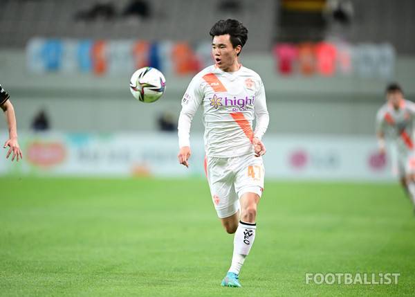 양현준(왼쪽, 강원FC). 서형권 기자