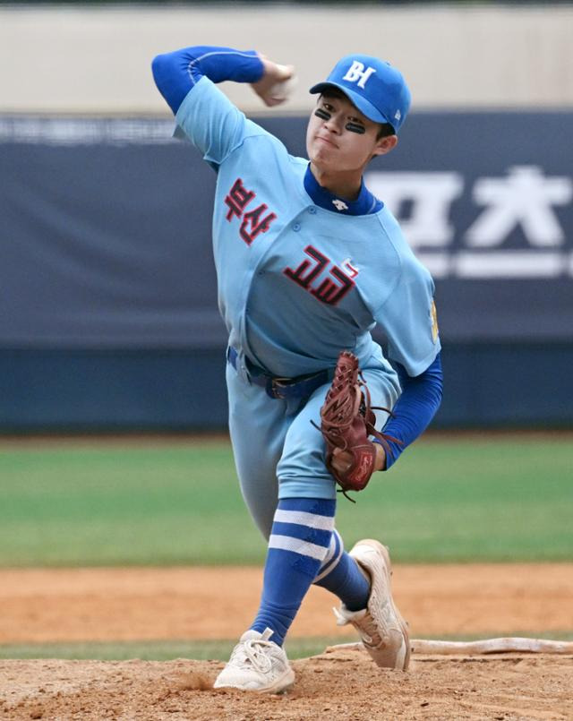 부산고 투수 원상현이 13일 서울 양천구 목동구장에서 열린 제50회 봉황대기 전국고교야구대회 결승전에서 역투하고 있다. 홍인기 기자