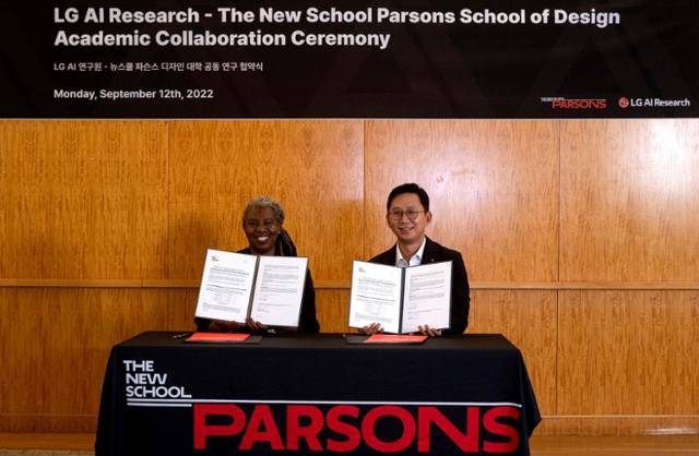 배경훈(오른쪽) LG AI연구원장이 12일(현지시간) 미국 뉴욕 파슨스 캠퍼스에서 크리에이티브 AI 리서치 파트너십을 이본 왓슨 파슨스 총괄학장과 맺은 뒤 기념 촬영을 하고 있다. LG그룹 제공