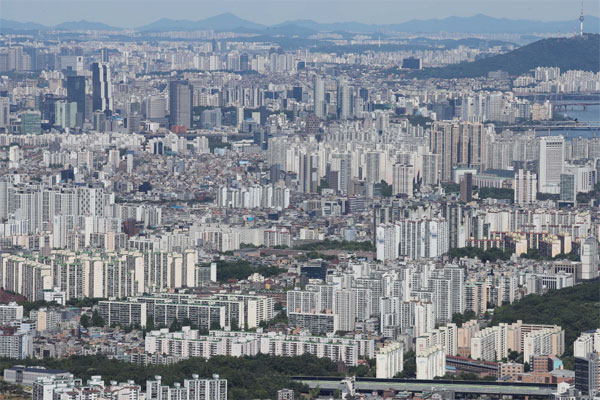 서울 아파트값은 떨어지는데 재산세는 늘어났다. 사진은 서울 아파트 전경. [매경DB]