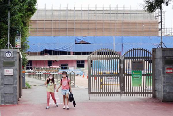 13일 서울시내 한 초등학교에서 체육관과 급식실 공사가 한창인 가운데 아이들이 하교하고 있다. 사진은 본 기사와는 무관함. [한주형 기자]