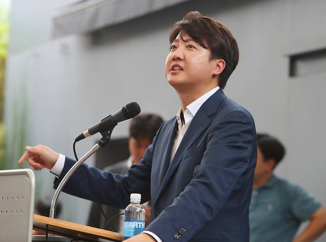 이준석 전 국민의힘 대표가 4일 오후 대구 중구 김광석 거리에서 당원들과 만나 발언하던 중 눈시울을 붉히고 있다. 이 전 대표는 기자회견 방식으로 지역 당원들과 시민들을 만났다. [연합]