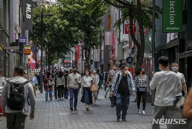 [서울=뉴시스] 정병혁 기자 = 사회적 거리두기가 해제되면서 자영업자들의 카드 매출이 증가한 것으로 나타난 2일 오후 서울 중구 명동에서 시민들이 이동하고 있다. 2022.05.02. jhope@newsis.com