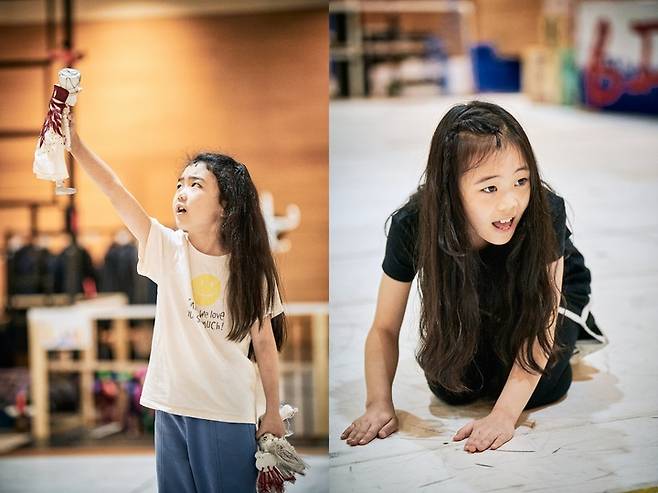 [서울=뉴시스]뮤지컬 '마틸다'의 연습 장면. 'Library 1' 장면에서 하신비, 'Quiet' 장면에서 최은영. (사진=신시컴퍼니 제공) 2022.09.13. photo@newsis.com  *재판매 및 DB 금지