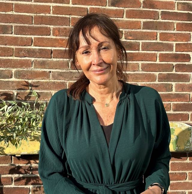 ▲ 20세기 식민의 역사를 추적하는 네덜란드 여성 저널리스트 그리셀다 몰러만스(Griselda Molemans, 58세) 180 센티미터가 훨씬 넘는 큰 키에, 약간 까무잡잡한 피부 색에, 동서양 모두의 얼굴 생김새를 가진 그리셀다 몰러만스는 수리남계 아버지와 인도네시아계 어머니 사이에서 태어났다고 한다. ⓒ 그리셀다 몰러만스