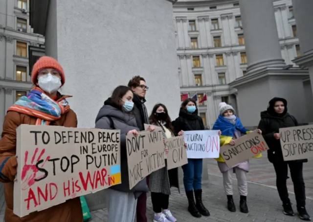 ▲우크라이나 수도 키예프 시민들이 러시아에 제재를 요구하는 시위를 벌이고 있다. ⓒAFP연합뉴스