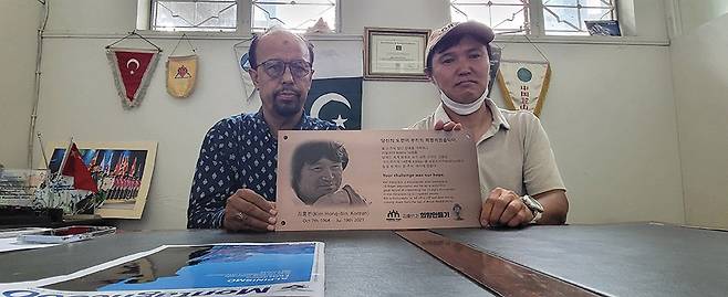 파키스탄알파인클럽 사무실에서 카라 하이드리Karrar Haidri 서기와 함께.