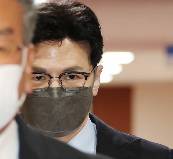 한동훈 법무부 장관(오른쪽)이 13일 정부서울청사에서 세종청사와 영상으로 연결해 열린 국무회의에 참석하고 있다. ⓒ 연합뉴스